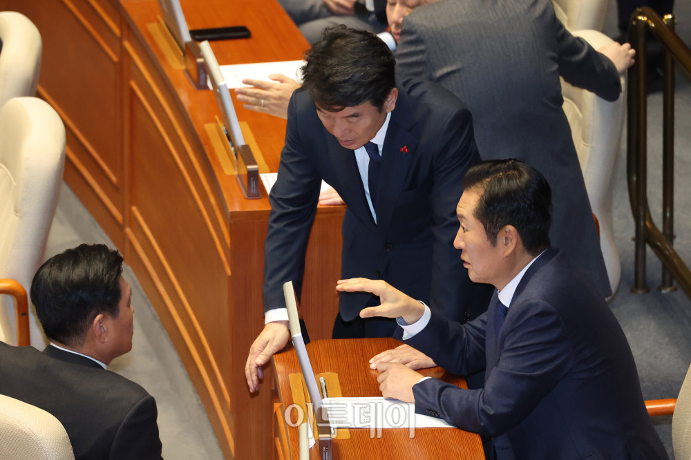 ▲정청래 더불어민주당 대표가 11일 서울 여의도 국회에서 열린 본회의에서 문진석 원내수석부대표와 대화하고 있다. 고이란 기자 photoeran@ (이투데이DB)