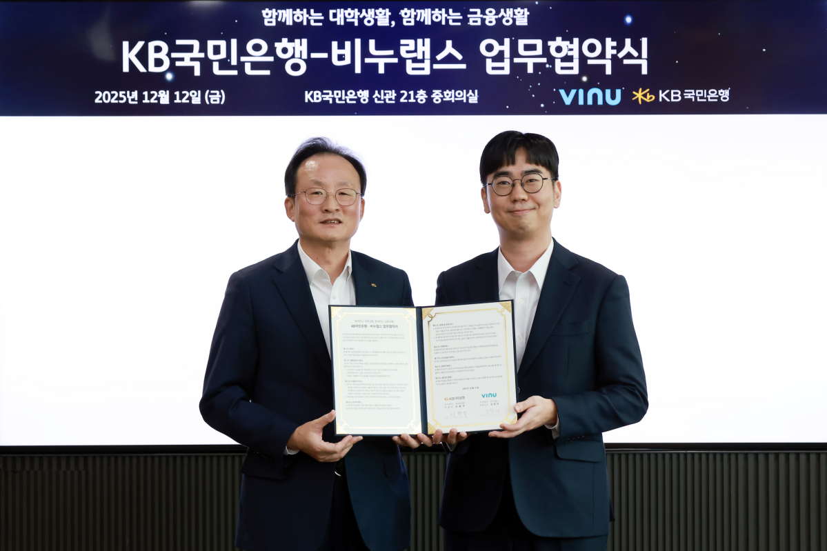 ▲이환주 KB국민은행장(왼쪽)과 김한이 비누랩스 대표가 12일 서울 여의도 KB국민은행 신관에서 열린 업무협약식에서 기념촬영을 하고 있다. (사진제공=KB국민은행)