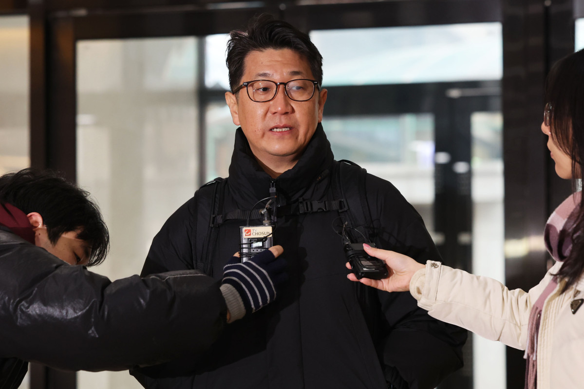 ▲문지석 검사가 14일 서울 서초구 관봉권 띠지 폐기 의혹 및 쿠팡 퇴직금 불기소 외압 의혹 진상규명을 위한 특검 사무실로 출석하며 취재진 질의에 답하고 있다. (뉴시스)