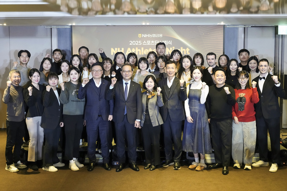 ▲이찬우 NH농협금융 회장(앞줄 왼쪽에서 여섯 번째)이 12일 서울 중구에서 열린 '납회식'에서 소속 스포츠 선수단과 함께 기념촬영을 하고 있다. (사진제공=NH농협금융)