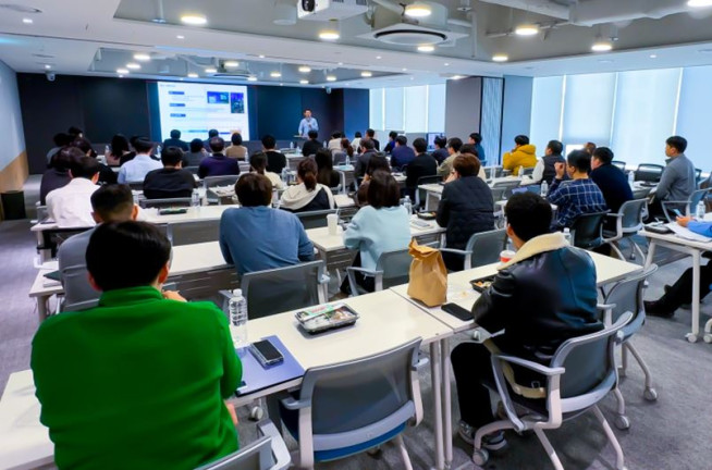 ▲SK에코플랜트 구성원들이 점심시간에 ‘에피런투게더’ 강연을 수강하는 모습. (사진제공=SK에코플랜트)