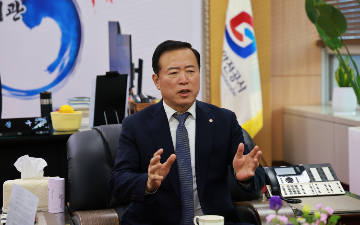 ▲박경국 한국가스안전공사 사장이 11일 충북 음성군에 소재한 가스안전공사 집무실에서 가진 본지와의 인터뷰에서 가스안전공사의 경영 전략을 말하고 있다. (사진제공=한국가스안전공사)