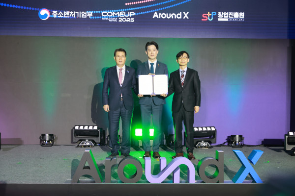 ▲노용석 중소벤처기업부 제1차관이 12일 서울 강남구 코엑스에서 열린 ‘Around X 오픈 이노베이션 세미나’에서 창업진흥원-메르세데스 벤츠 코리아 업무협약식에 임석 후 기념 촬영을 하고 있다. (사진제공=중소벤처기업부 )