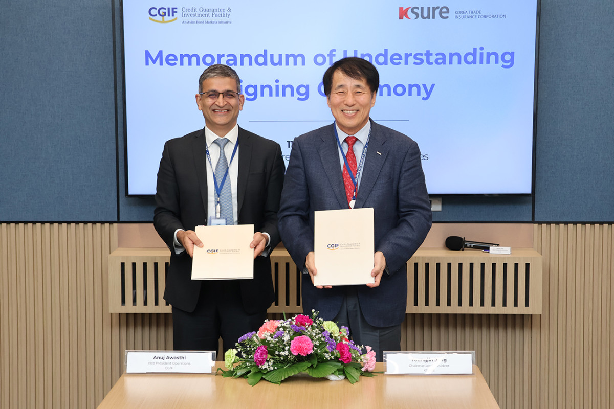 ▲장영진 한국무역보험공사 사장(오른쪽)이 11일 필리핀 마닐라 아시아개발은행 신용보증투자기구 본사에서 ADB CGIF 부총재 아누즈 아와스와 업무협약을 체결하고 있다. (사진제공=한국무역보험공사)