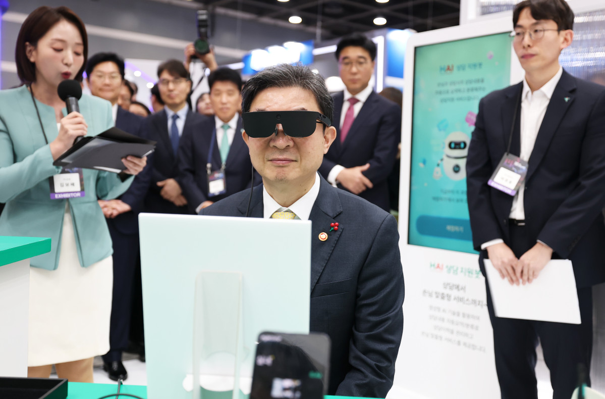 ▲이억원 금융위원장이 11월 서울 양재 aT센터에서 진행된 '코리아 핀테크 위크 2025'에서 체험을 하고 있다. (뉴시스)