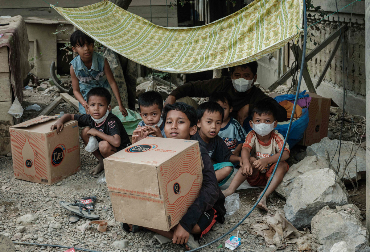 ▲인도네시아 수마트라섬 아체주에서 13일(현지시간) 어린이들이 구호 물품을 기다리고 있다. (아체(인도네시아)/AFP연합뉴스)