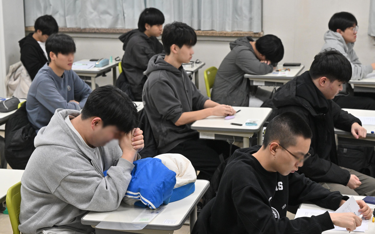 ▲2026학년도 대학수학능력시험이 치뤄진 13일 오전 수원시 장안구 경기도교육청 제30지구 제18시험장 동원동우고등학교에서 수험생들이 시험 준비를 하고 있다. (수원/뉴시스)