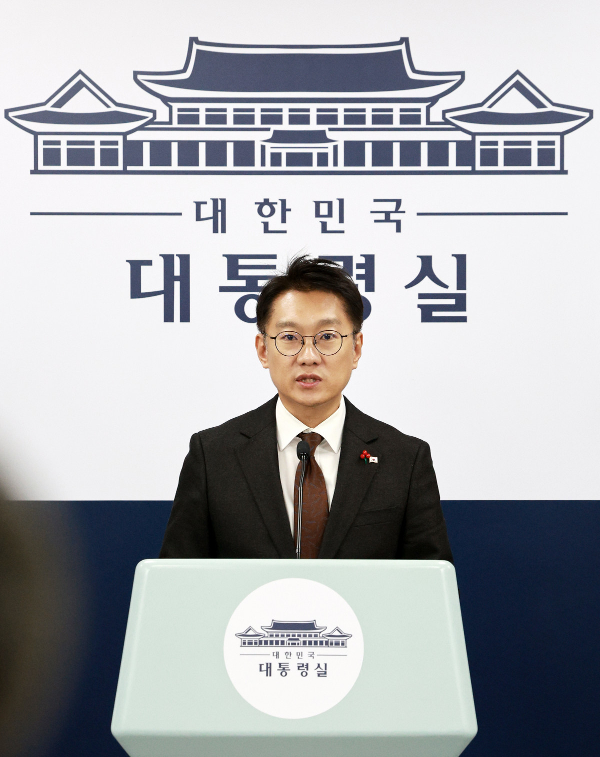 ▲김남준 대변인이 14일 서울 용산 대통령실 청사에서 1~2일차 업무보고 관련 브리핑을 하고 있다. 2025.12.14. (뉴시스)