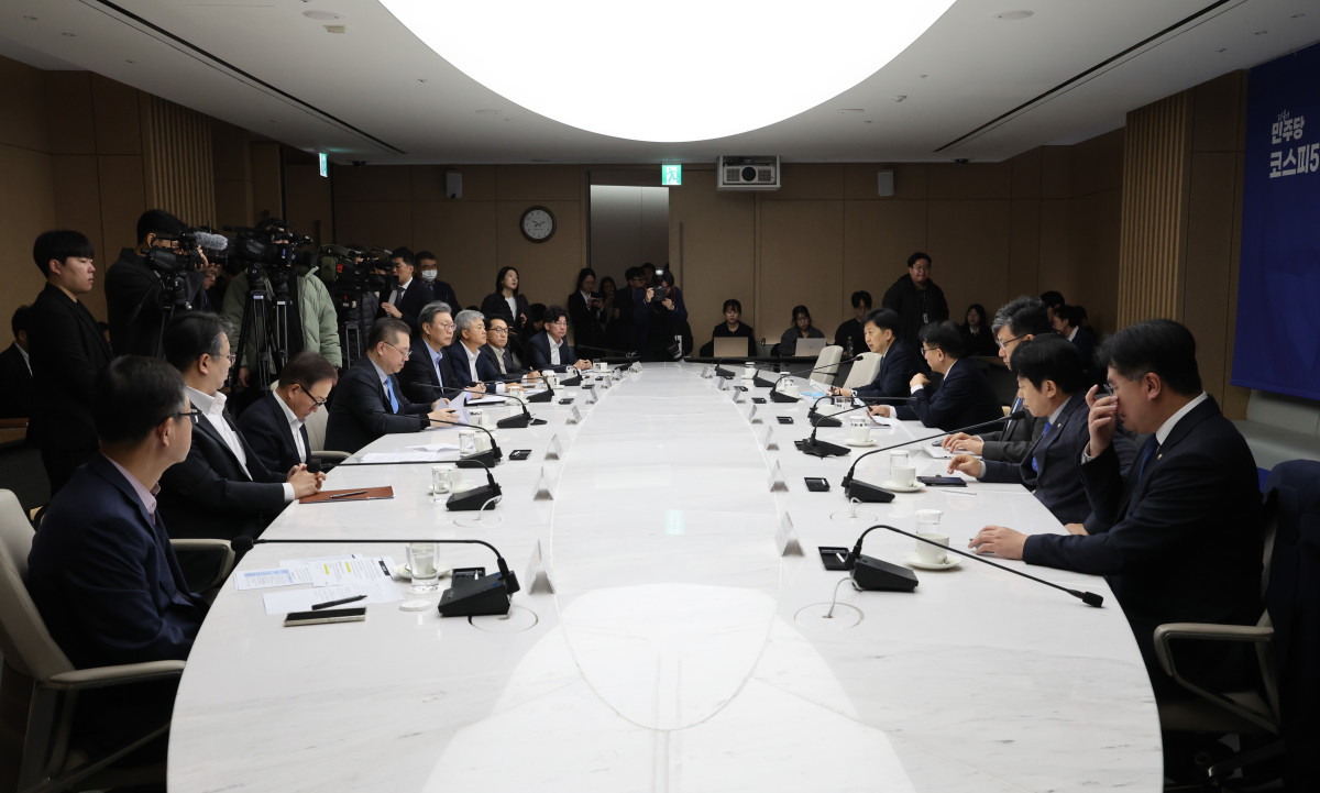▲11일 서울 중구 대한상공회의소에서 박일준 대한상공회의소 상근부회장, 더불어민주당 권칠승 경제형벌민사책임합리화TF 단장, 오기형 코스피5000특별위원회 위원장 등 참석하에 열린 더불어민주당 코스피5000특위·경제형벌민사책임합리화TF-경제8단체 간담회가 진행되고 있다. (연합뉴스)