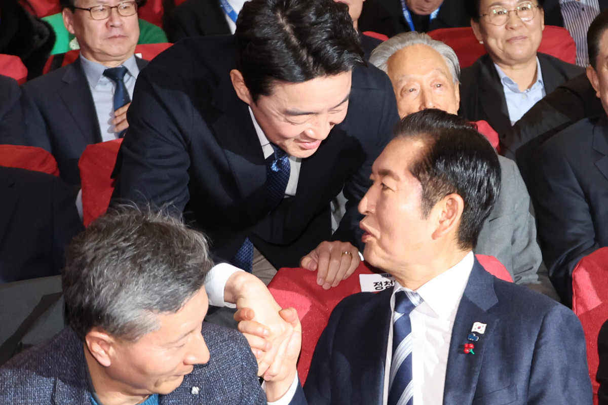 ▲정청래 더불어민주당 대표가 14일 서울 여의도 국회 의원회관에서 열린 '더불어민주당 창당 70주년 기념 당원의 날 행사'에 참석한 강훈식 대통령 비서실장과 악수하고 있다. (연합뉴스)