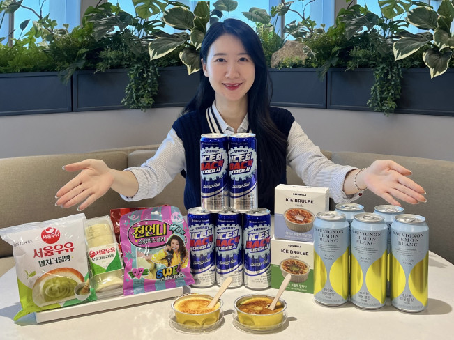 ▲GS25에서 모델이 '2025 GS25 히트상품'을 선보이고 있다. (사진제공=GS리테일)