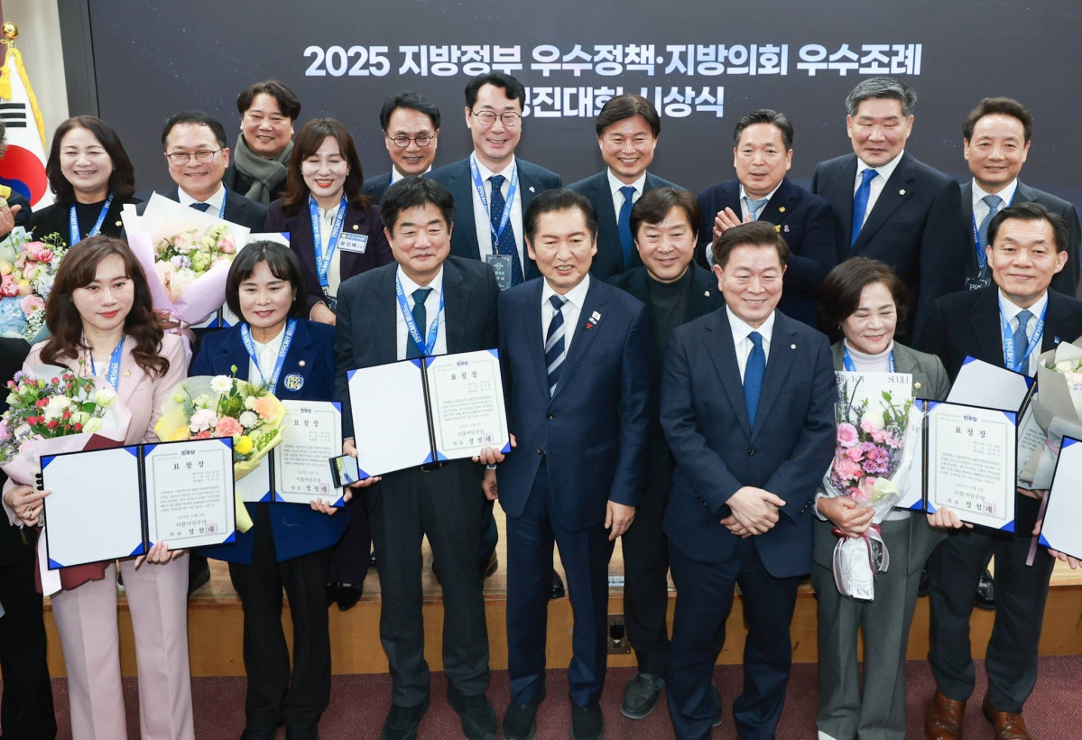 ▲이재준 수원특례시장이 서울 여의도 국회 의원회관에서 열린 더불어민주당 창당 70주년 기념 ‘당원의 날’ 행사에서 민주대상·지방정부 우수정책·지방의회 우수조례 수상자들과 함께 기념촬영을 하고 있다. (이재준 수원시장 페이스북 캡처)