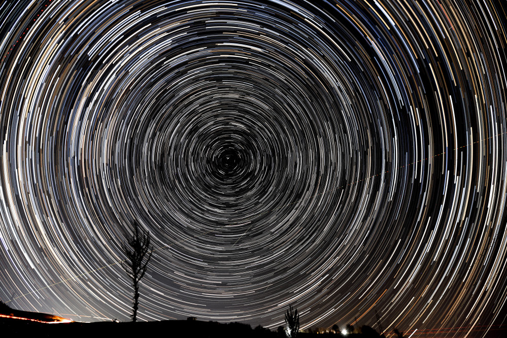 ▲14일(현지시간) 480장의 장노출 사진을 합성한 이미지에서 쌍둥이자리 유성우가 북마케도니아 수도 스코페에서 북쪽으로 약 45㎞ 떨어진 스코프스카 츠르나 고라 산 상공의 밤하늘을 가로지르며 떨어지고 있다. (EPA/연합뉴스)