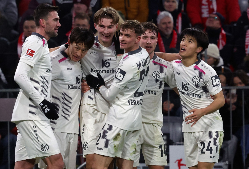 ▲마인츠의 폴란드 수비수 카츠페르 포툴스키(왼쪽에서 세 번째)가 14일(현지시간) 독일 남부 뮌헨에서 열린 독일 프로축구 분데스리가 1부리그 바이에른 뮌헨과 마인츠의 경기에서 1-1 동점골을 터뜨린 뒤 동료들과 기쁨을 나누고 있다. (AFP/연합뉴스)