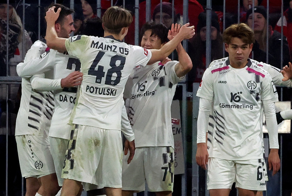 ▲마인츠 미드필더 이재성(오른쪽에서 두 번째)이 14일(현지시간) 독일 남부 뮌헨에서 열린 독일 프로축구 분데스리가 바이에른 뮌헨과 마인츠05의 경기에서 1-2 역전골을 터뜨린 뒤 동료들과 기쁨을 나누고 있다. (AFP/연합뉴스)