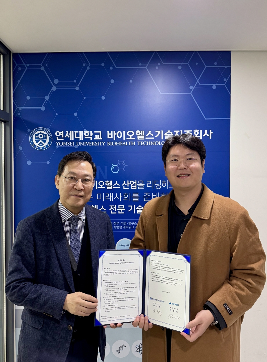 ▲정권호 제이앤피메디파트너스 대표(우)가 연세대 바이오헬스기술지주회사와 전략적 투자 파트너십 체결 후 기념촬영을 하고 있다. (사진제공=제이앤피메디파트너스)