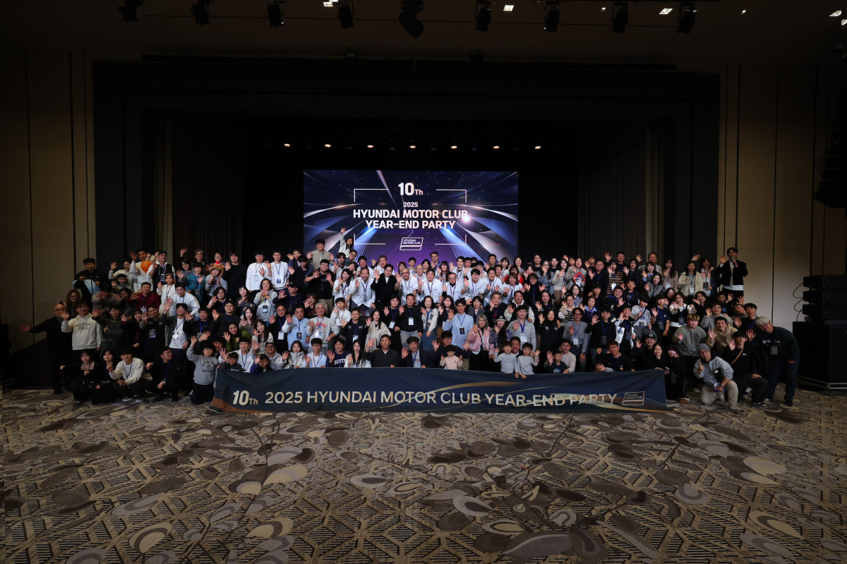 ▲지난 13일부터 14일까지 1박 2일 동안 열린 ‘현대모터클럽’ 출범 10주년 행사에서 참가자들이 기념 촬영을 하는 모습. (사진=현대차)
