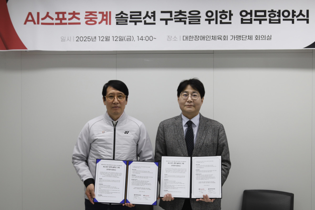 ▲12일 AI 중계 업무협약(MOU) 체결식에서 (왼쪽부터)김규성 대한장애인배드민턴협회장, 이석호 KT스카이라이프 수도권고객본부장이 기념촬영을 하고 있다. (사진제공=KT스카이라이프)