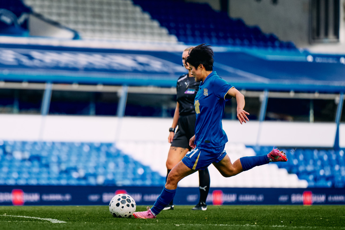 ▲지소연 선수가 버밍엄시티 WFC 유니폼을 입고 경기장에서 뛰고 있다. (사진제공=버밍엄시티 WFC)