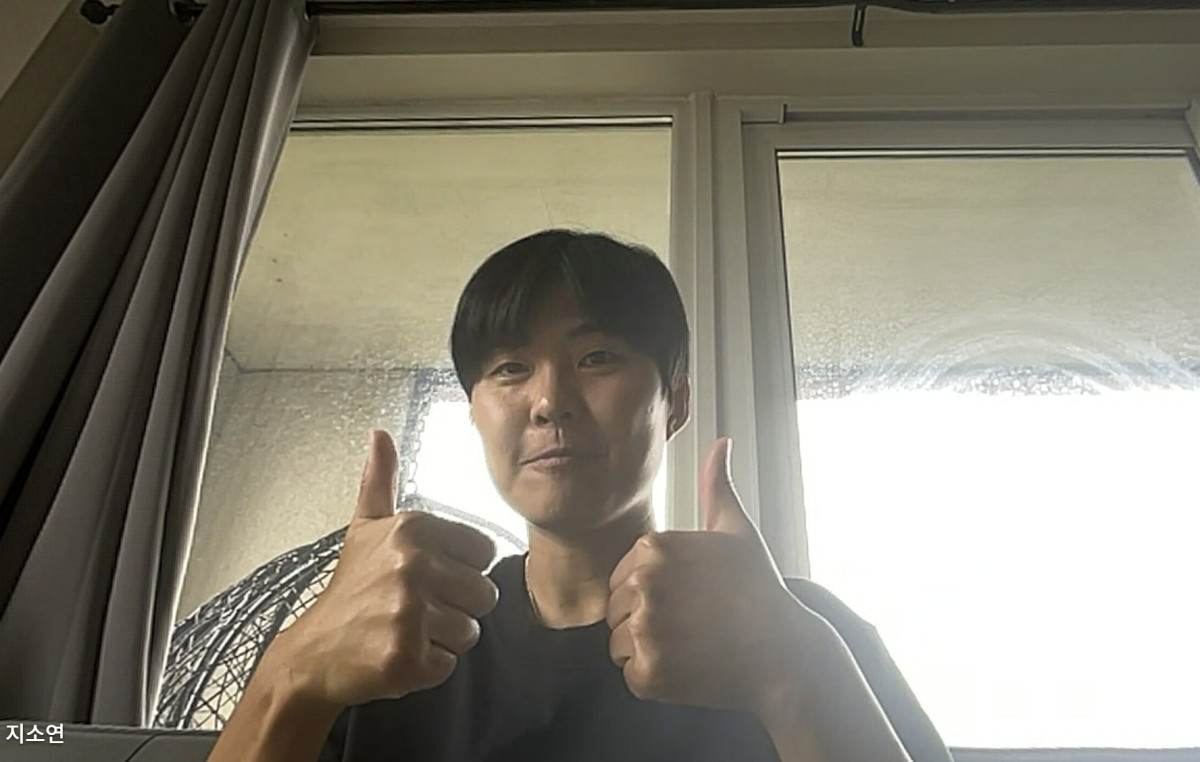 ▲지소연 선수가 이투데이와 화상 인터뷰에서 포즈를 취하고 있다. (출처=화상인터뷰 화면 캡쳐)
