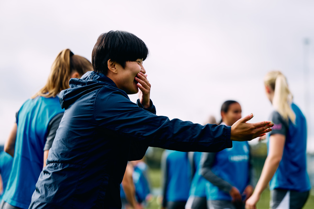▲지소연 선수가 버밍엄시티 WFC 경기장에서 동료 선수들과 어울리고 있다. (사진제공=버밍엄시티 WFC)