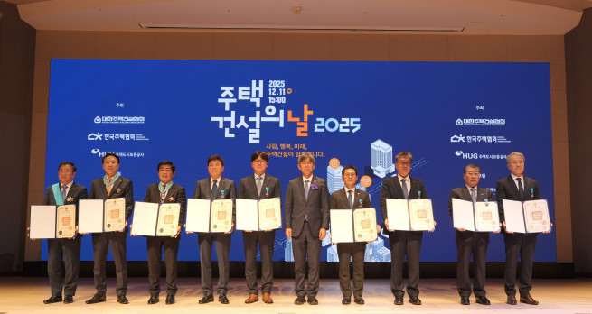 ▲윤진오 동부건설 대표(왼쪽 두번째)가 주택건설의 날 기념식에서 ‘은탑산업훈장’을 수훈했다. (사진제공=동부건설)