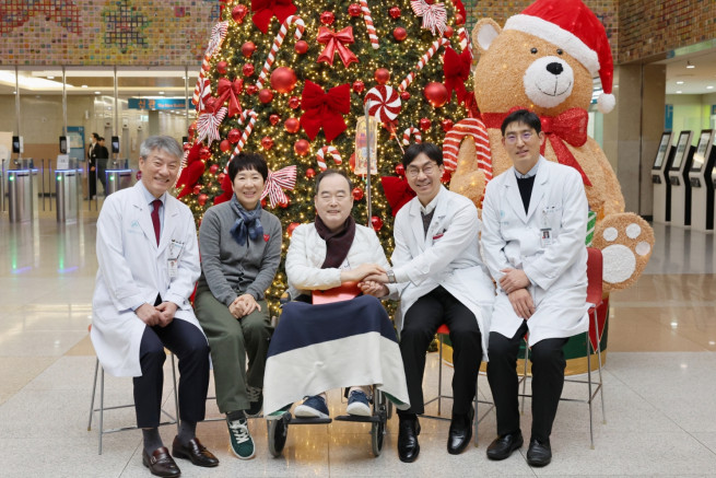 ▲서울아산병원 장기이식센터 폐이식팀 의료진이 300번째 폐이식 환자(가운데)의 성공적인 수술과 회복을 축하하며 기념사진을 찍고 있다. (사진제공=서울아산병원)