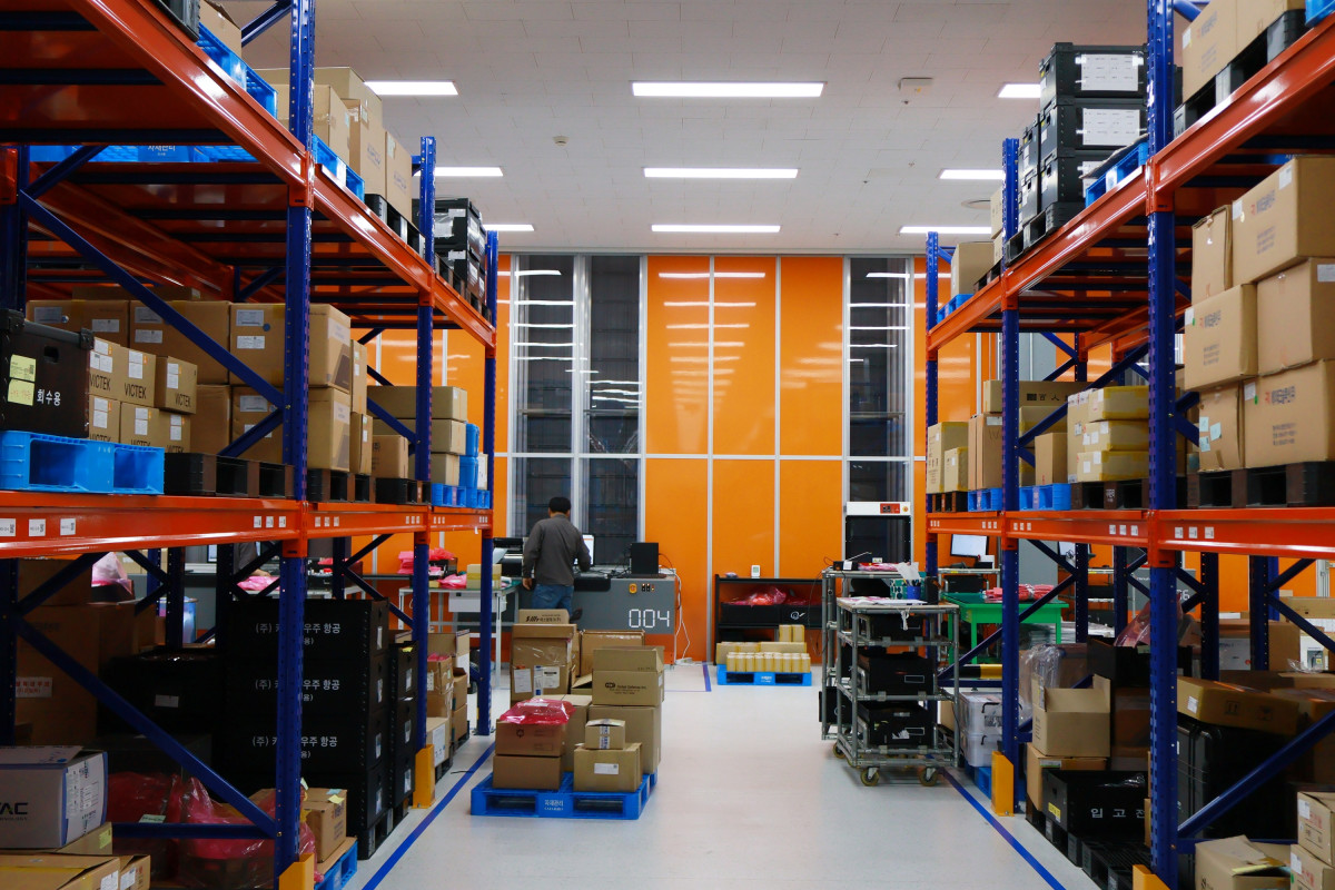 ▲한화시스템 제조동에 위치한 약 700평 규모의 자재관리실. 물류로봇과 자동화 시스템을 도입해 2만여 종의 원자재 및 첨단 방산장비를 체계적으로 관리하고 물류 효율을 극대화했다. (한화시스템)