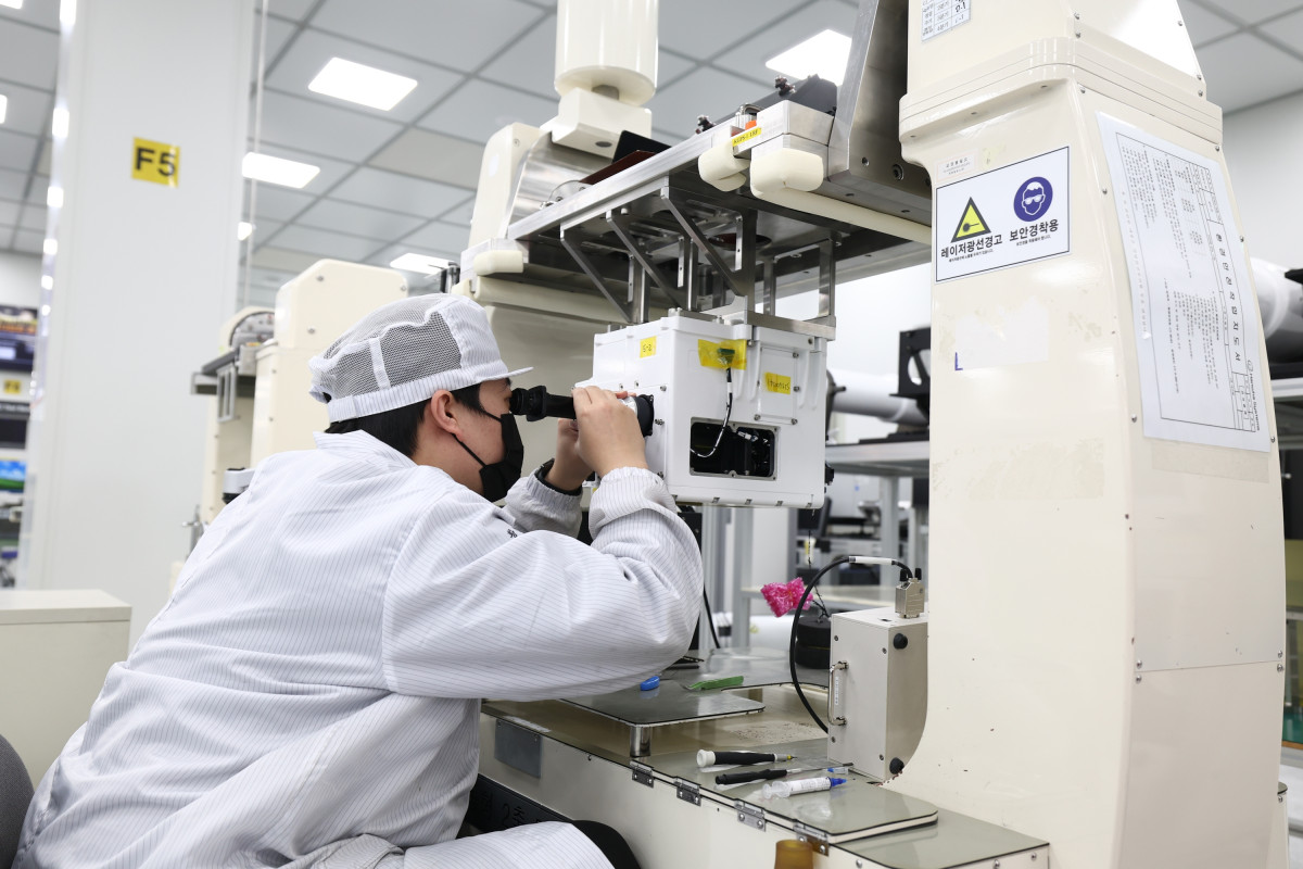 ▲한화시스템 직원이 K2 전차 조준경 주간 광학 및 레이저 정렬 작업을 하고 있다. (한화시스템)