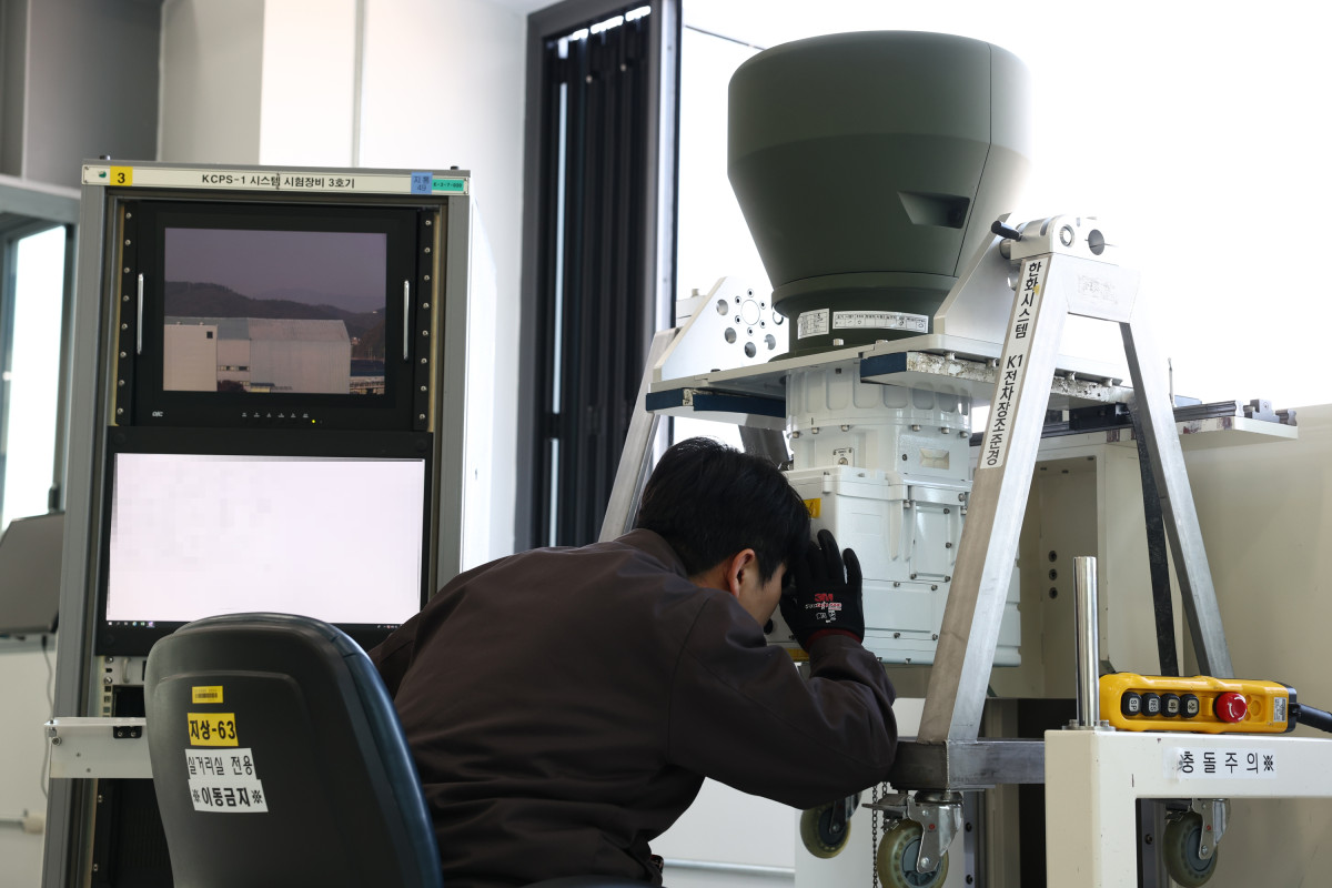 ▲한화시스템 직원이 실거리 시험장에서 K2 전차 조준경 실제 거리 측정 시험을 하고 있다. (한화시스템)
