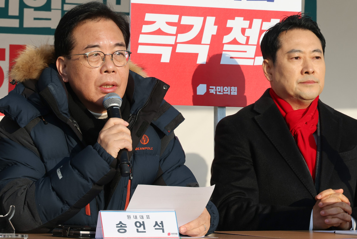 ▲국민의힘 송언석 원내대표가 15일 서울 여의도 국회 본청 앞 더불어민주당의 쟁점 법안 추진을 저지하기 위한 천막 농성장에서 열린 최고위원회의에서 발언하고 있다. 오른쪽은 장동혁 대표. 2025.12.15 (연합뉴스)