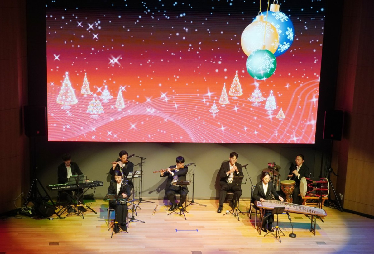 ▲한독은 이달 12일 서울 마곡에 있는 한독퓨처콤플렉스 이노베이션홀에서 인간문화재 지킴이 나눔공연 '얼쑤 크리스마스-치유의 가락'을 개최했다. (사진제공=한독)