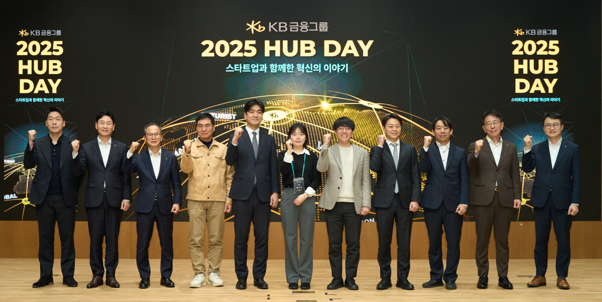 ▲지난 12일 여의도 KB국민은행 신관에서 진행된 '2025 HUB Day'에서 양종희 KB금융그룹 회장(왼쪽에서 세번째), 이창권 디지털·IT부문장(왼쪽에서 두번째), 이재근 글로벌사업부문장(왼쪽에서 열번째), 윤법렬 KB인베스트먼트 대표(왼쪽에서 열한번째)와 'KB스타터스' 참여 스타트업 관계자들이 기념 촬영을 하고 있다. (사진제공=KB금융그룹)
