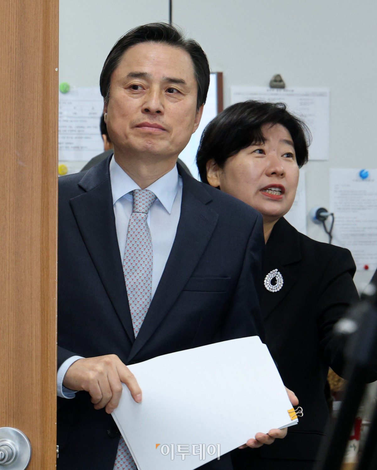 ▲12·3 비상계엄 관련 내란·외환 의혹을 수사했던 내란 특검팀의 조은석 특별검사가 15일 서울 서초구 서울고등검찰청에서 180일간의 수사 기간을 마치고 최종 수사 결과 발표를 위해 브리핑룸에 들어서고 있다. 조현호 기자 hyunho@