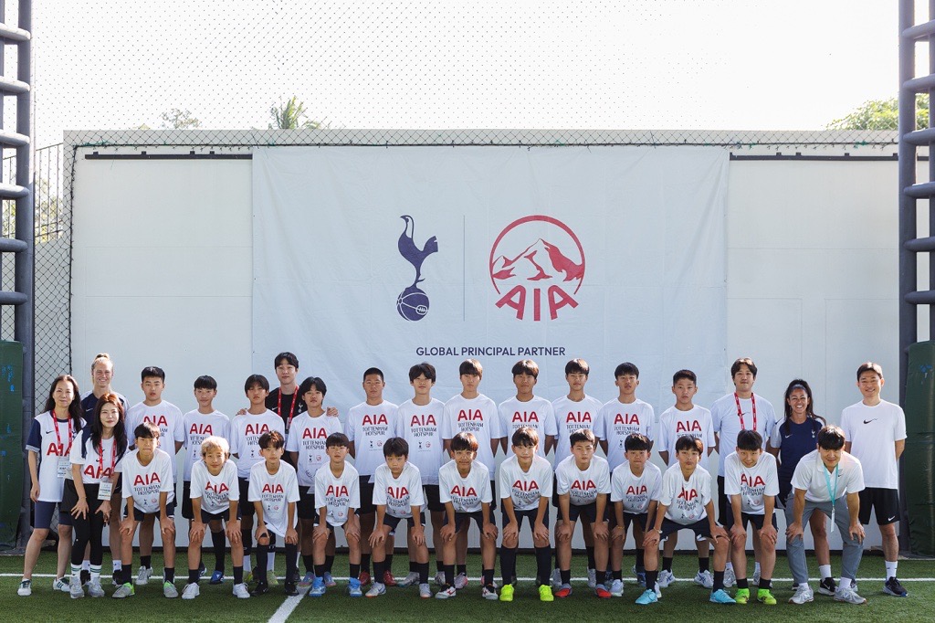 ▲AIA생명은 7일부터 일주일간 태국 코사무이에서 진행한 ‘2025 AIA-토트넘 홋스퍼 축구 캠프(AIA-Spurs Football Camp)’를 성공적으로 마무리했다고 밝혔다. 사진은 이번 행사에 참여한 유소년 참가자 22명, 토트넘 홋스퍼 글로벌 풋볼 디벨롭먼트 코치진 및 AIA생명 관계자 모습. (제공 AIA생명)