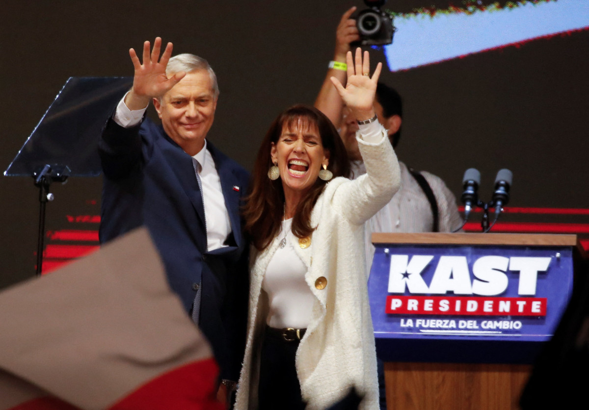 ▲칠레 산티아고에서 14일(현지시간) 호세 안토니오 카스트(왼쪽) 칠레 대통령 당선인이 아내 마리아 피아 아드리아솔라와 결선투표 승리 후 손을 흔들며 축하하고 있다. (산티아고/로이터연합뉴스)