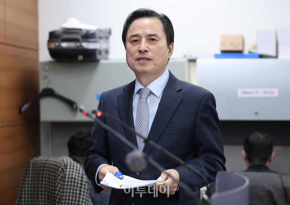 ▲12·3 비상계엄 관련 내란·외환 의혹을 수사했던 내란 특검팀의 조은석 특별검사가 15일 서울 서초구 서울고등검찰청에서 180일간의 수사 기간을 마치고 최종 수사 결과를 발표하기 위해 브리핑룸에 들어서고 있다. 조현호 기자 hyunho@