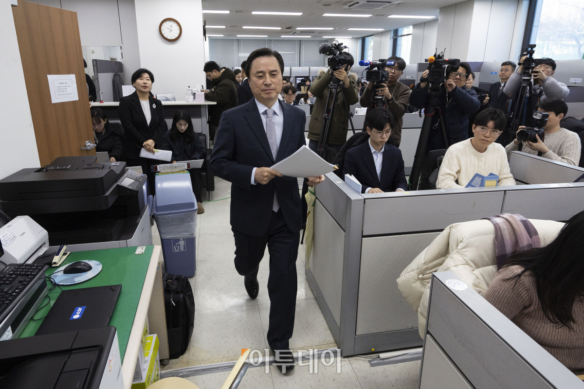 ▲12·3 비상계엄 관련 내란·외환 의혹을 수사했던 내란 특검팀의 조은석 특별검사가 15일 서울 서초구 서울고등검찰청에서 180일간의 수사 기간을 마치고 최종 수사 결과를 발표하기 위해 브리핑룸에 들어서고 있다. 조현호 기자 hyunho@