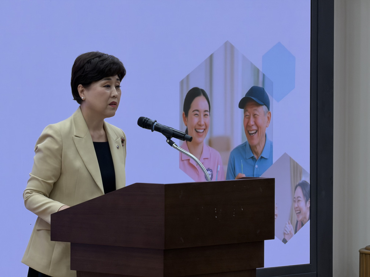 ▲박정란 대한치과위생사협회장이 국회에서 열린 ‘노인요양시설 치과위생사 배치 방안’ 토론회에서 인사말을 통해 요양시설 내 구강관리 제도 개선 필요성을 강조하고 있다.(이준호 기자)