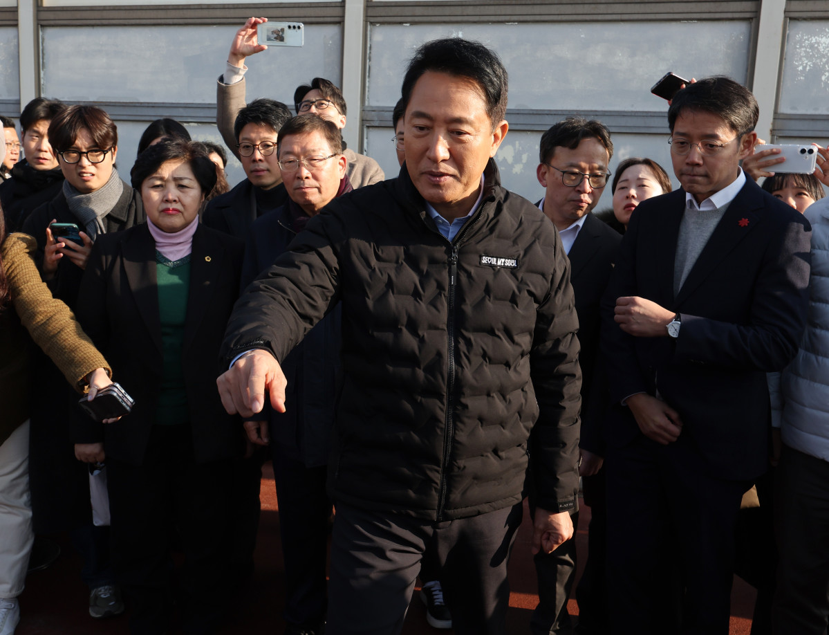 ▲오세훈 서울시장이 15일 서울 광진구 동서울터미널 앞에서 동서울터미널 현대화사업에 대한 설명을 들으며 향후 추진 일정과 계획 등에 대해 이야기하고 있다. (연합뉴스)