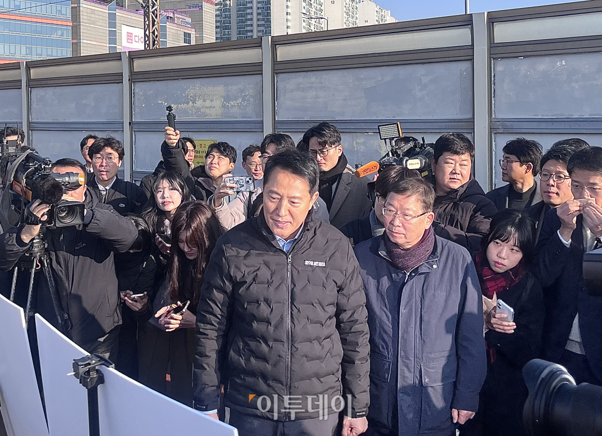 ▲오세훈 서울시장이 15일 서울 광진구 동서울터미널을 방문해 동서울터미널 현대화사업 개발 대상지를 둘러본 뒤 사업 설명을 듣고 있다. (정유정 기자@oiljung)