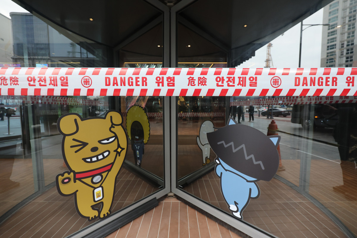 ▲15일 경기 성남시 분당구 카카오 판교아지트 건물에 폭파 협박이 있었다는 사측의 신고가 접수돼 경찰과 군이 수색에 나섰다. 카카오는 만일의 상황에 대비해 전 직원을 재택근무로 전환토록 했다. 사진은 수색작업이 진행 중인 카카오 판교아지트. (연합뉴스)