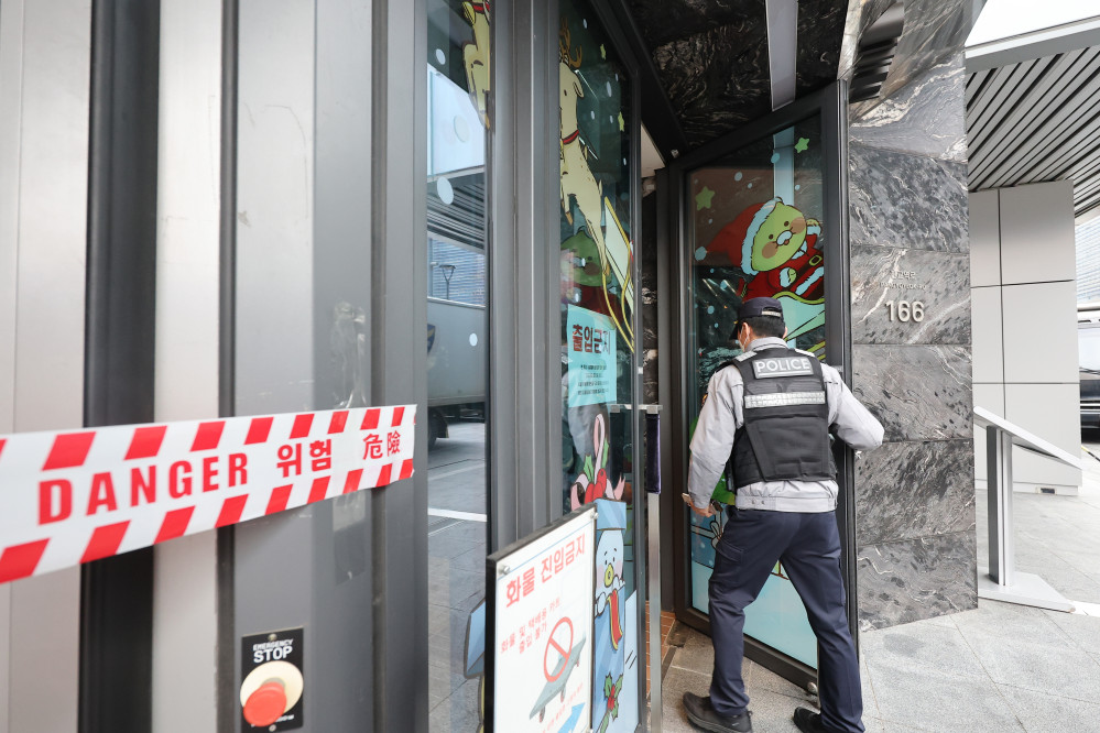 ▲15일 경기 성남시 분당구 카카오 판교아지트 건물에 폭파 협박이 있었다는 사측의 신고가 접수돼 경찰과 군이 수색에 나섰다. 카카오는 만일의 상황에 대비해 전 직원을 재택근무로 전환토록 했다. 사진은 수색작업이 진행 중인 카카오 판교아지트. (연합뉴스)
