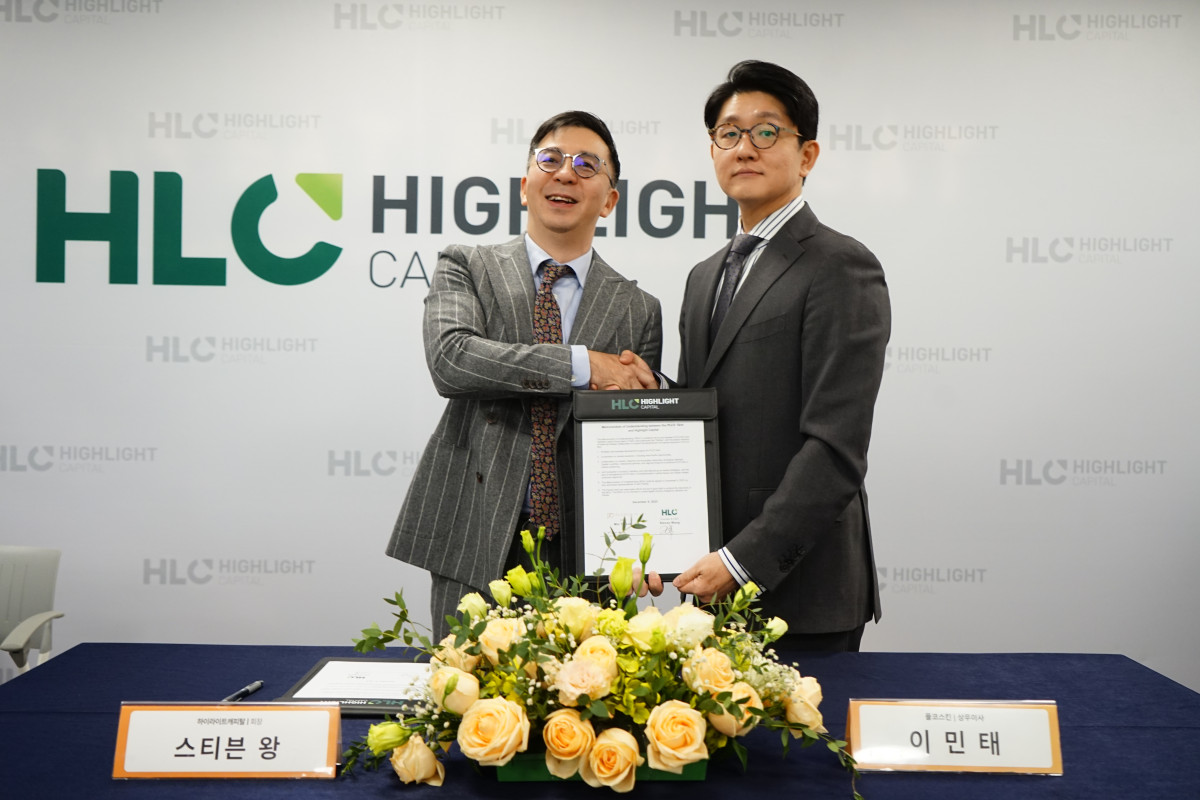 ▲이민태 플코스킨 상무이사(우)와 스티븐 왕 하이라이트캐피탈 회장이 이달 9일 중국 상하이에서 열린 서울시 경제실장과 하이라이트캐피탈의 업무협약(MOU) 체결식 후 기념촬영을 하고 있다. (사진제공=플코스킨)