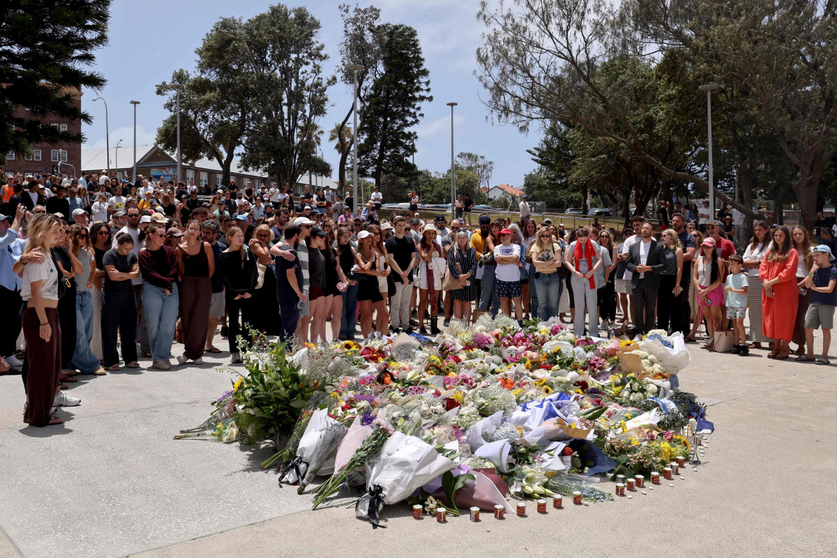 ▲15일(현지시간) 호주 시드니 본다이 해변 인근 본다이 파빌리온에 사람들이 모여 본다이 해변 총격 사건 희생자들을 추모하고 있다. (AFP연합뉴스)