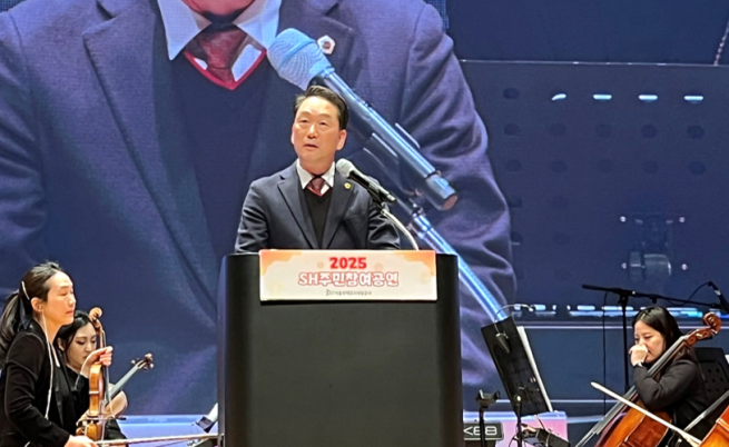 ▲김태수 위원장이 15일 열린 2025년 SH주민참여공연에서 축사를 하고 있다. (사진제공=서울시의회)