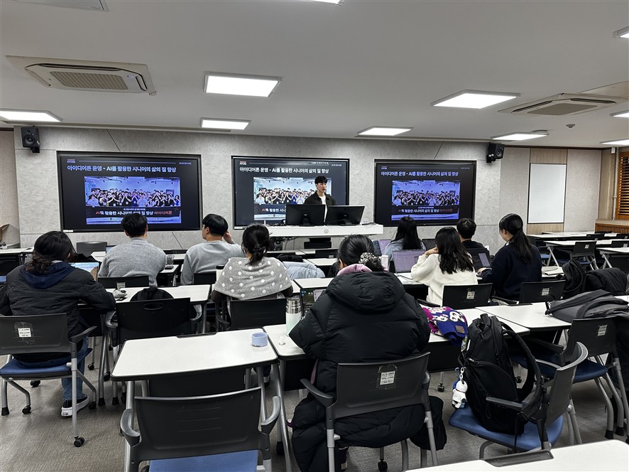 ▲정동호 시니어퓨처 대표가 12일 한양대학교에서 열린 에이지테크 특강에서 초고령사회와 시니어 산업의 변화, 청년과 AI의 역할에 대해 강연하고 있다.(시니어퓨처 제공)