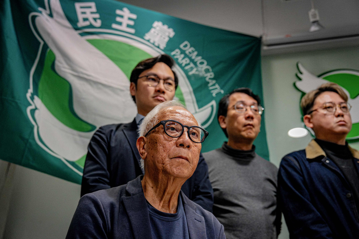 ▲홍콩 민주당 창당 멤버인 영섬(가운데) 등 당 지도부가 14일 총회에서 당 해산안이 가결된 뒤 기자회견을 하고 있다. (AFP연합뉴스)