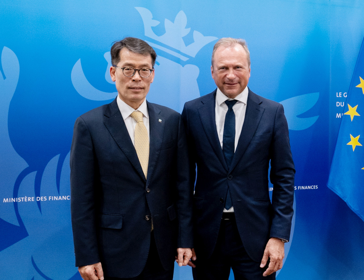 ▲12일 룩셈부르크 재무부 청사에서 (왼쪽부터) 김성태 기업은행장, 질 로트 룩셈부르크 재무장관 겸 룩셈부르크 하우스 오브 핀테크(LHoFT) 의장이 기념촬영을 하고 있는 모습 (사진제공=IBK기업은행)