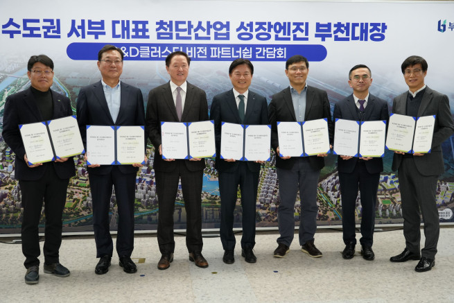 ▲(왼쪽부터) 오희석 LH 계양부천사업본부장, 김원종 DN솔루션즈 대표, 우기홍 대한항공 부사장, 김동연 경기도지사, 조용익 부천시장, 김필석 SK이노베이션 환경기술원장, 박호현 SK하이닉스 부사장, 이정만 부천도시공사 사장 직무대행이 15일 부천오정구청 대회의실에서 토지 매매계약 체결 후 기념 촬영을 하고 있다. (사진제공=한국토지주택공사)